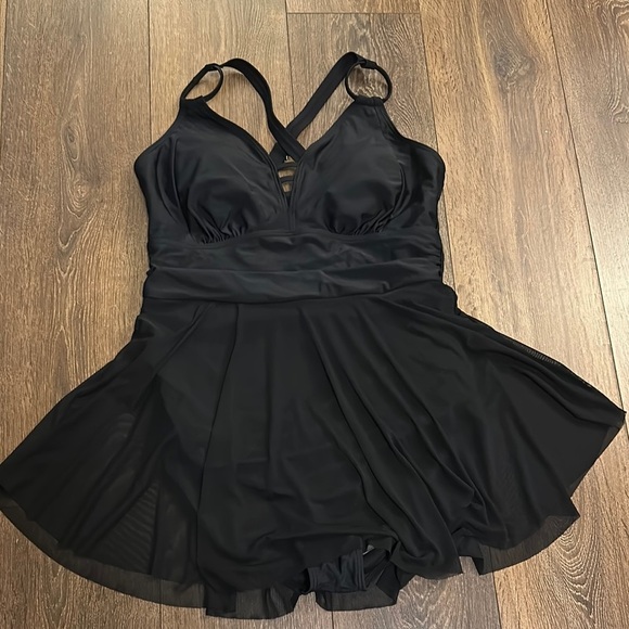 BLOOMCHIC Size XL Cut Out Gathered Swim Dress - Picture 4 of 4